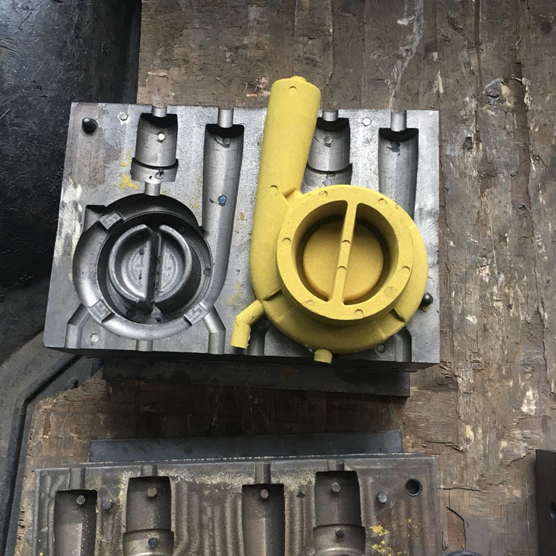 Jak zapobiec wadom porowatości spowodowaną zwiększoną wilgotnością podczas produkcji odlewów przy użyciu technologii powlekanej piasku latem?