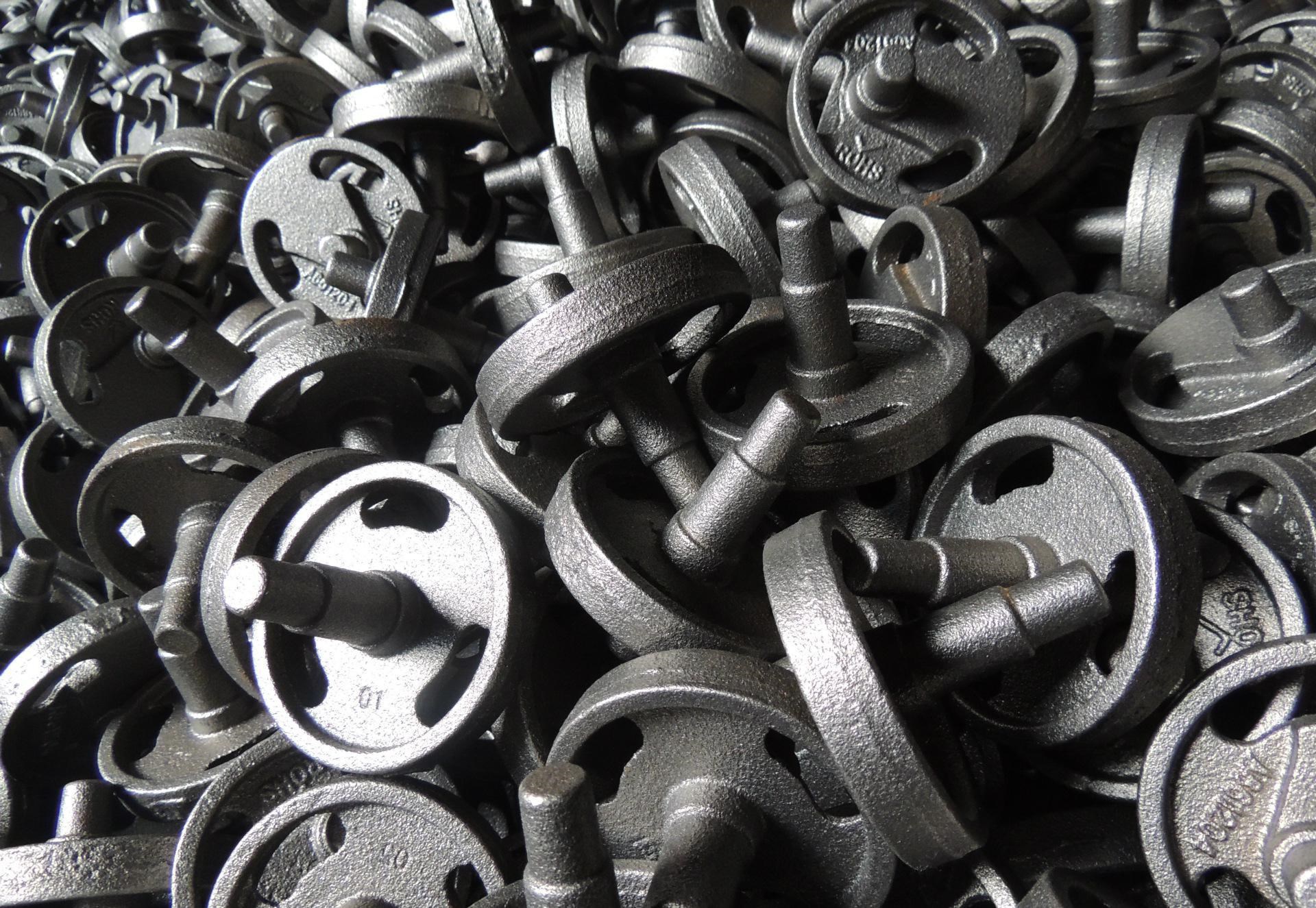 Jak radzić sobie z zimnymi wadami izolacyjnymi w cienkościennych małych części żelaza plastycznego?