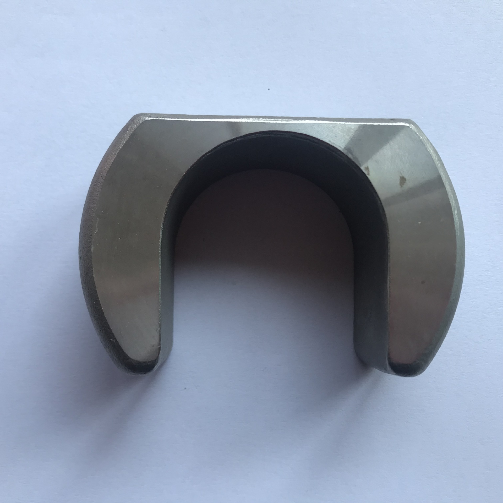 Jaka jest przyczyna rozwarstwiania się powłoki wykonanej z piasku szkła wodnego podczas procesu formowania metodą traconą?