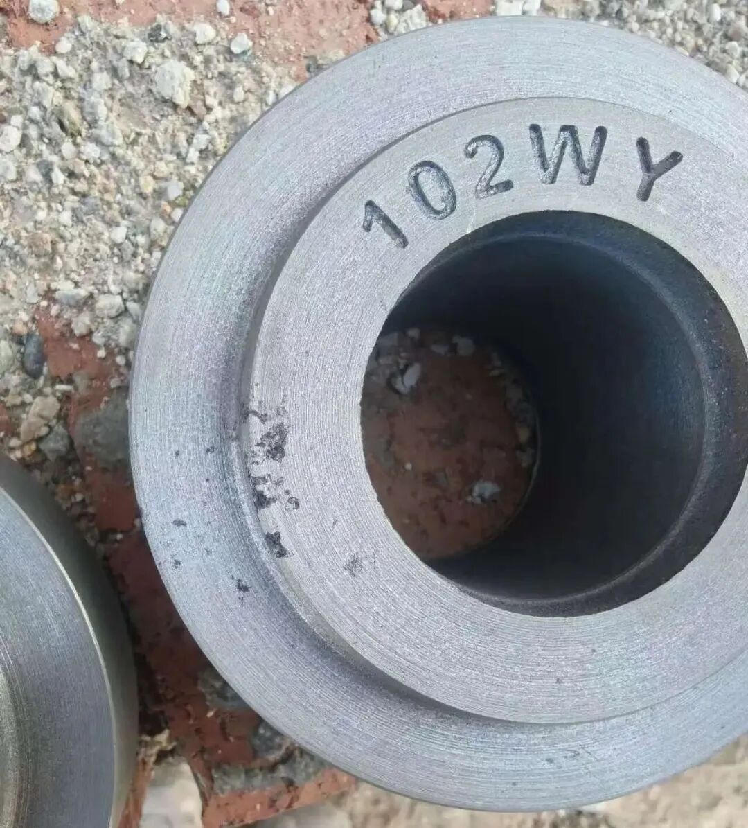 Jaka jest charakterystyka wad płukania piaskiem w produkcji części z żeliwa szarego przy użyciu zielonego piasku? Jaka jest różnica między wadami oka żużlowego?