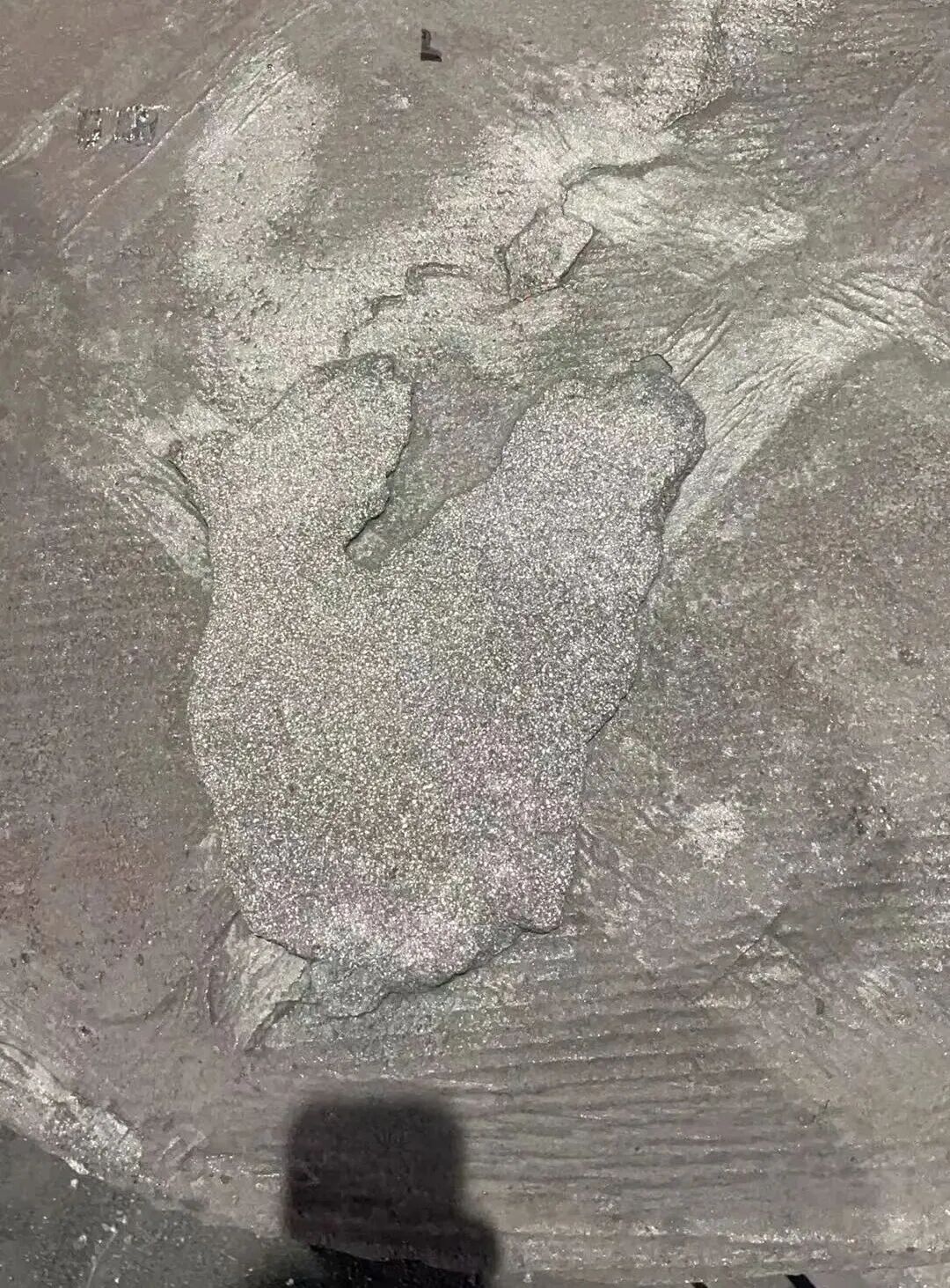 W jaki sposób można usunąć defekty, takie jak pryszcze piasku na górnej powierzchni części z żeliwa szarego wytwarzanych metodą odlewania w piasku żywicznym?